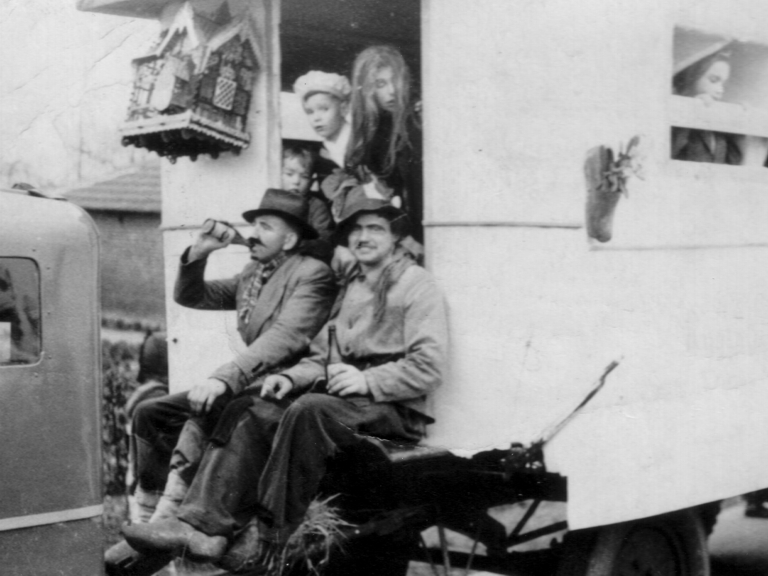 groep op wagen 1954